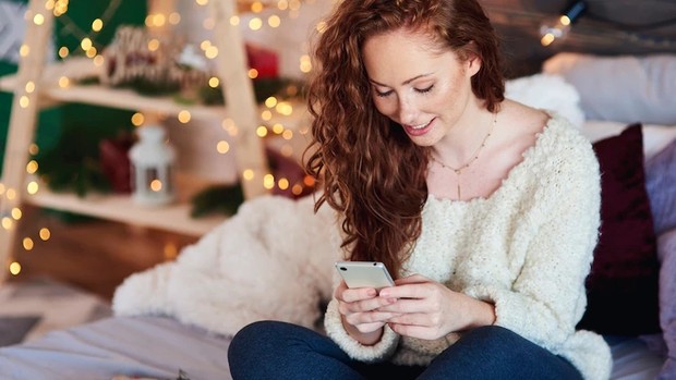 Menghabiskan lebih banyak waktu dengan ponsel/Foto: Freepik.com/gpointstudio Stereotip tentang generasi milenial