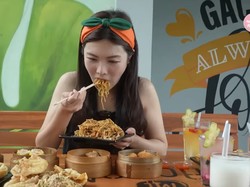 Cicip Mie Gacoan, Cewek Korea Ini Meringis Kepedasan!