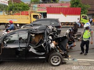 Laka Truk Vs Mobil Sempat Macetkan Ungaran, Polisi: Tak Ada Korban Jiwa Laka Truk Vs Mobil Sempat Macetkan Ungaran, Polisi: Tak Ada Korban Jiwa
