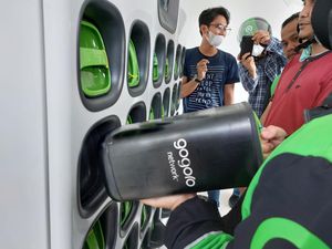 Mirip Refill Air Minum Galon, Isi Baterai Motor Listrik di G20 Gampang Banget!