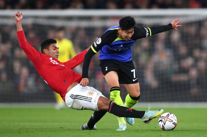 MU, Tottenham, Antonio Conte MANCHESTER, ENGLAND - OCTOBER 19: Son Heung-Min of Tottenham Hotspur is tackled by Casemiro of Manchester United during the Premier League match between Manchester United and Tottenham Hotspur at Old Trafford on October 19, 2022 in Manchester, England. (Photo by Laurence Griffiths/Getty Images)