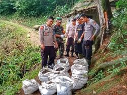 10 Karung Sampah Pakaian Dalam Diangkut dari Situs Nagara Padang
