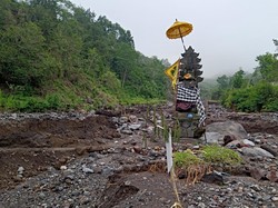 Viral! Palinggih di Tukad Taksu Berdiri Kokoh Meski Diterjang Banjir