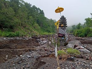 Viral! Palinggih di Tukad Taksu Berdiri Kokoh Meski Diterjang Banjir Viral! Palinggih di Tukad Taksu Berdiri Kokoh Meski Diterjang Banjir