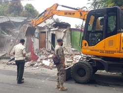 Satpol PP Bongkar Bangunan Kios Tak Berizin di Puncak Bogor