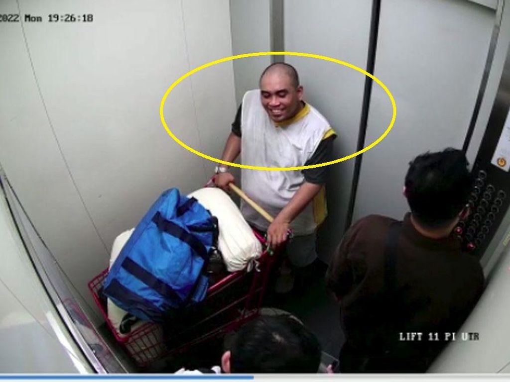 9 Fakta Terungkap di Reka Adegan Rudolf Senyum-senyum Usai Bunuh Icha 9 Fakta Terungkap di Reka Adegan Rudolf Senyum-senyum Usai Bunuh Icha