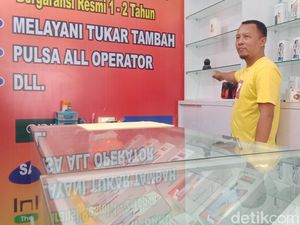 Pria di Klaten Menyaru Pembeli Gasak 2 HP dari Konter, Aksinya Terekam CCTV