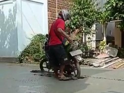 Dagelan! Pemotor di Ponorogo Terjang-Terjebak Jalan Cor Masih Basah