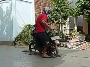 Dagelan! Pemotor di Ponorogo Terjang-Terjebak Jalan Cor Masih Basah Dagelan! Pemotor di Ponorogo Terjang-Terjebak Jalan Cor Masih Basah