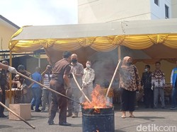 Sabu-Ponsel Barbuk Kejahatan Dimusnahkan Kejari Cirebon