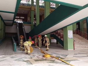 Damkar Sempat Kembali ke JIC Gegara Bara Api Sisa Kebakaran Menyala Lagi