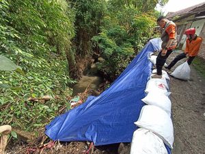 Antisipasi Plengsengan Ambrol, Warga Kota Blitar Pilih Mengungsi Antisipasi Plengsengan Ambrol, Warga Kota Blitar Pilih Mengungsi