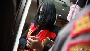 Potret Putri Candrawathi Berbaju Tahanan Nomor 69