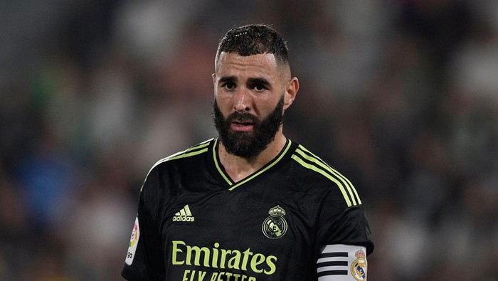 Soccer Football - LaLiga - Elche v Real Madrid - Estadio Manuel Martinez Valero, Elche, Spain - October 19, 2022 Real Madrid's Marco Asensio celebrates scoring their third goal with teammate Karim Benzema REUTERS/Pablo Morano