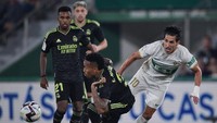 Para pemain Real Madrid dan Elche berebut bola.