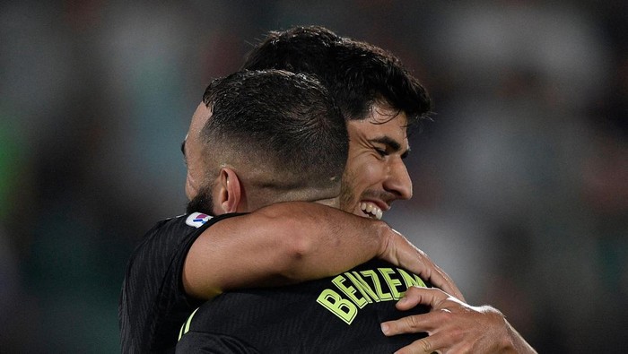 Soccer Football - LaLiga - Elche v Real Madrid - Estadio Manuel Martinez Valero, Elche, Spain - October 19, 2022 Real Madrid's Marco Asensio celebrates scoring their third goal with teammate Karim Benzema REUTERS/Pablo Morano