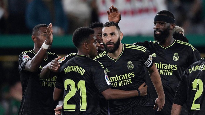 Real Madrid Gasak Elche 3-0 Soccer Football - LaLiga - Elche v Real Madrid - Estadio Manuel Martinez Valero, Elche, Spain - October 19, 2022 Real Madrid's Marco Asensio celebrates scoring their third goal with teammate Karim Benzema REUTERS/Pablo Morano