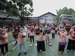 Relawan Ibu-ibu Ganjar Tanam 400 Pohon Cabai di Lubang Buaya Jaktim