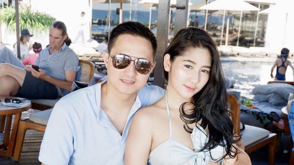 Romantisnya Ricky Subagja dan Istri Saat Ngeteh hingga Nongkrong di Bali