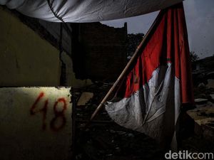 Rumah-rumah Ini Dirobohkan untuk Normalisasi Ciliwung