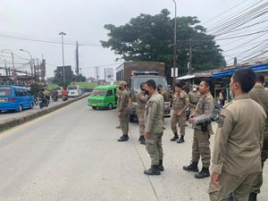Satpol PP Tertibkan 63 PKL yang Jualan di Trotoar Ciawi Bogor
