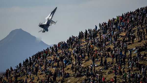 Warga Swiss Ramai-ramai Nonton Aksi Jet Tempur dari Puncak Gunung