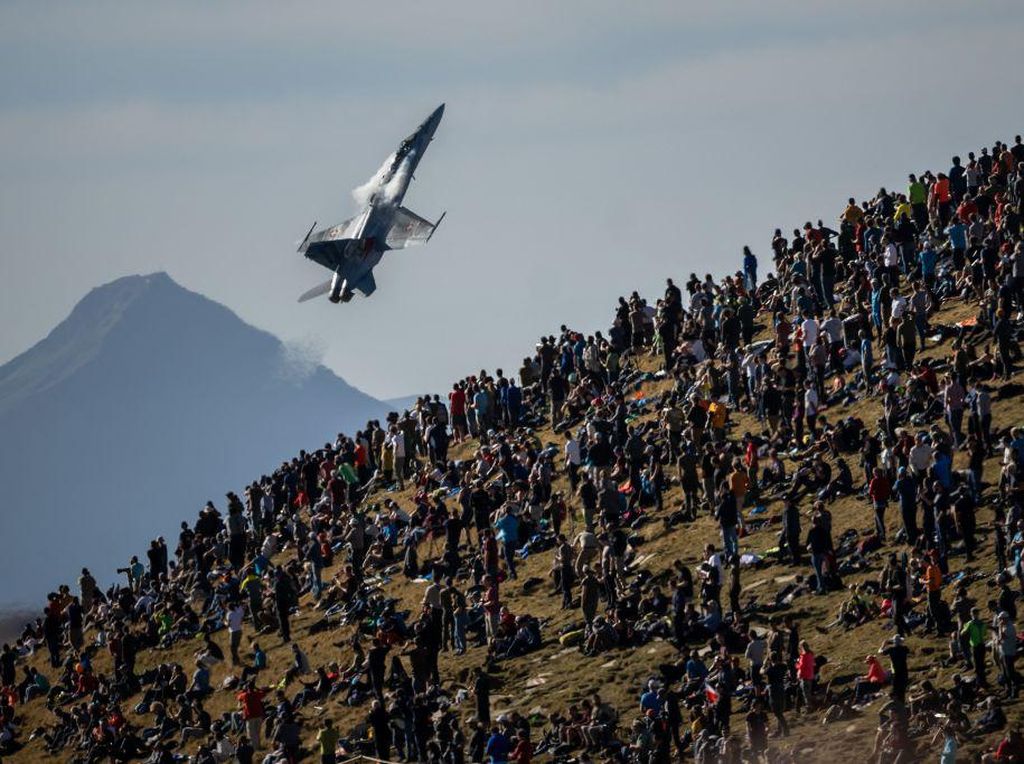 Warga Swiss Ramai-ramai Nonton Aksi Jet Tempur dari Puncak Gunung