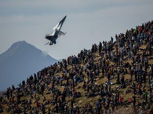 Warga Swiss Ramai-ramai Nonton Aksi Jet Tempur dari Puncak Gunung Warga Swiss Ramai-ramai Nonton Aksi Jet Tempur dari Puncak Gunung
