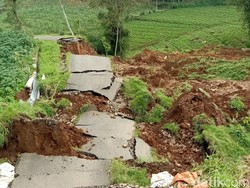 Sudah Seminggu Tanah di Sidengok Banjarnegara Masih Terus Bergerak