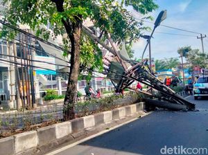 Jalan Yos Sudarso Solo Dialihkan gegara Tiang Listrik Ambruk Ditabrak Truk