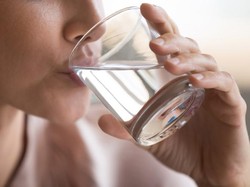 Begini Cara Minum Air yang Tepat Saat Makan agar Tak Ganggu Lambung Begini Cara Minum Air yang Tepat Saat Makan agar Tak Ganggu Lambung