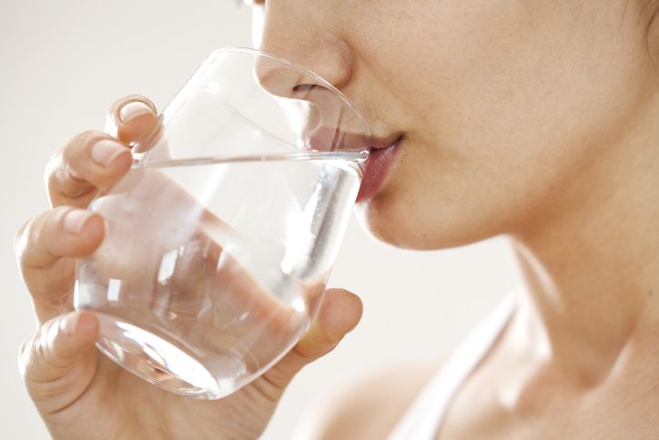 Ini 7 Waktu Minum Air Putih dan Takaran Tepat Menurut Ahli Gizi