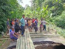 Jalan Jebol, Warga Geluntung Tabanan Bangun Jembatan Bambu