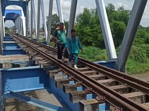 Jembatan KA Mojo Solo Jadi JPO Dadakan, KAI: Perlintasan Aktif, Berbahaya! Jembatan KA Mojo Solo Jadi JPO Dadakan, KAI: Perlintasan Aktif, Berbahaya!