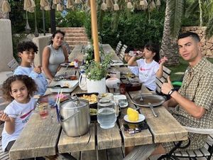 10 Momen Kulineran Cristiano Ronaldo dan Keluarga yang Seru 10 Momen Kulineran Cristiano Ronaldo dan Keluarga yang Seru