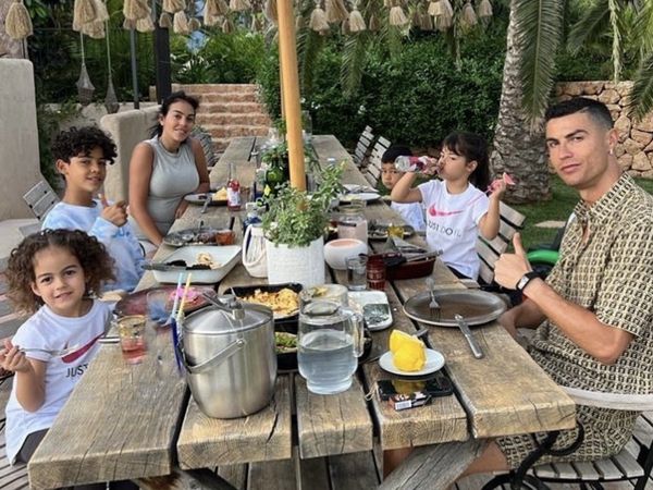 10 Momen Kulineran Cristiano Ronaldo dan Keluarga yang Seru