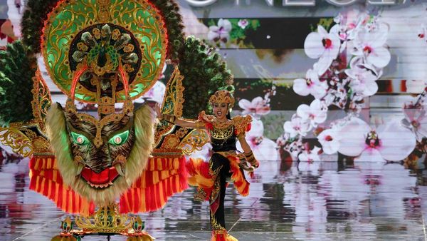 Memukau! 8 Aksi Andina Julie Jadi Reog di Miss Grand International 2022