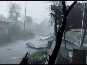 Hujan-Puting Beliung Terbangkan Atap Pabrik di Karanganyar