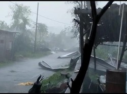 Hujan-Puting Beliung Terbangkan Atap Pabrik di Karanganyar