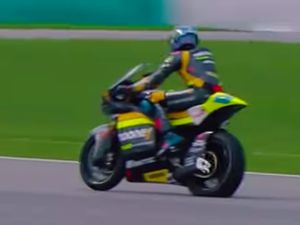 Ban Motor Pebalap Moto2 Murid Rossi Bocor di Sepang, Kok Bisa? Ban Motor Pebalap Moto2 Murid Rossi Bocor di Sepang, Kok Bisa?