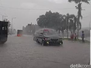 Selokan Mampet, Jalan di Jenggawah Jember Tergenang Banjir