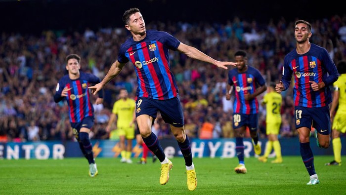 BARCELONA, SPAIN - OCTOBER 20: Robert Lewandowski of FC Barcelona celebrates after scoring his teams first goal during the LaLiga Santander match between FC Barcelona and Villarreal CF at Spotify Camp Nou on October 20, 2022 in Barcelona, Spain. (Photo by Alex Caparros/Getty Images)