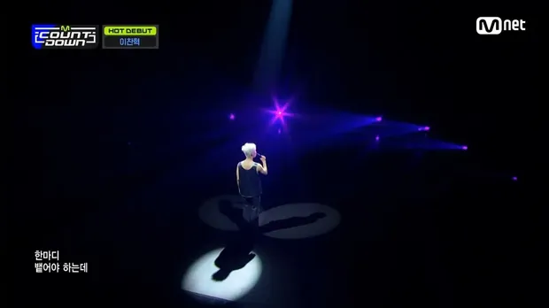 Chanhyuk AKMU tampil aneh saat di acara MCountdown