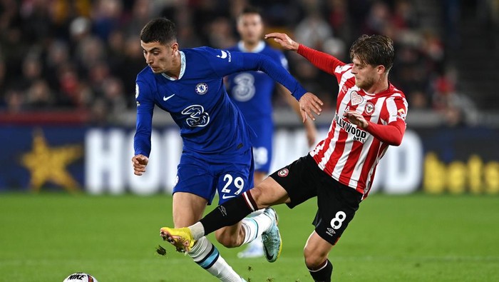 BRENTFORD, ENGLAND - OCTOBER 19: Kai Havertz of Chelsea is challenged by Mathias Jensen of Brentford during the Premier League match between Brentford FC and Chelsea FC at Brentford Community Stadium on October 19, 2022 in Brentford, England. (Photo by Darren Walsh/Chelsea FC via Getty Images)
