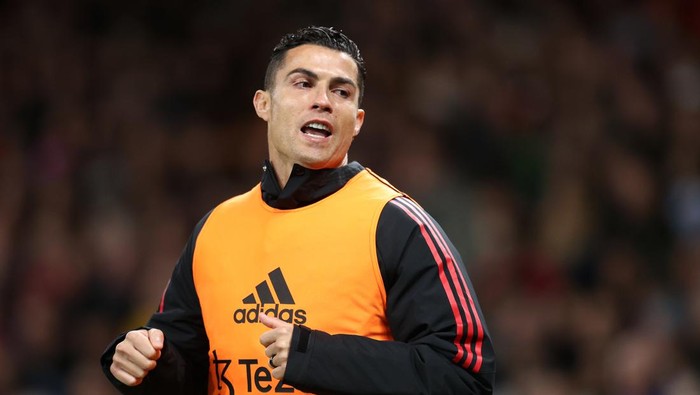 MANCHESTER, ENGLAND - OCTOBER 19: Cristiano Ronaldo of Manchester United warms up on the sidelines during the Premier League match between Manchester United and Tottenham Hotspur at Old Trafford on October 19, 2022 in Manchester, England. (Photo by Alex Pantling/Getty Images)