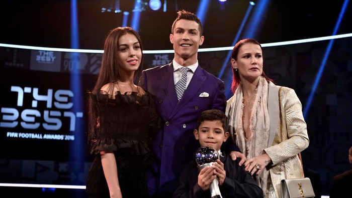 Real Madrid and Portugals forward and winner of The Best FIFA Mens Player of 2016 Award Cristiano Ronaldo poses with partner Georgina Rodriguez (L), sister Elma Aveiro and his son Cristiano Ronaldo Jr on stage following The Best FIFA Football Awards 2016 ceremony, on January 9, 2017 in Zurich. / AFP / Fabrice COFFRINI        (Photo credit should read FABRICE COFFRINI/AFP via Getty Images)