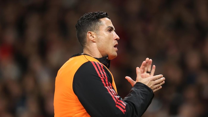 MANCHESTER, ENGLAND - OCTOBER 19: Cristiano Ronaldo of Manchester United warms up on the touchline during the Premier League match between Manchester United and Tottenham Hotspur at Old Trafford on October 19, 2022 in Manchester, England. (Photo by Alex Pantling/Getty Images)