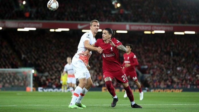 LIVERPOOL, ENGLAND - OCTOBER 19: West Ham Uniteds Tomas Soucek battles with Liverpools Darwin Nunez during the Premier League match between Liverpool FC and West Ham United at Anfield on October 19, 2022 in Liverpool, United Kingdom. (Photo by Alex Dodd - CameraSport via Getty Images)