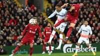 Darwin Nunez mengudara di menit ke-22 dan dengan keras menanduk bola. Foto: Liverpool FC via Getty Images/Andrew Powell