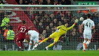 Bola tak kuasa dibendung kiper lawan. 1-0 untuk Liverpool. Foto: PA Images via Getty Images/Peter Byrne - PA Images
